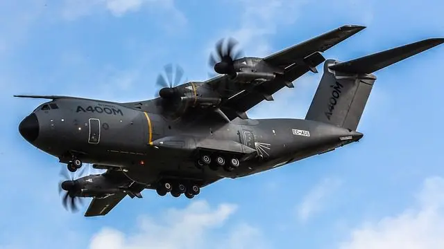 Militärflugzeug im Flug als Sinnbild für das Bombardieren von Nacktschnecken mit Salz