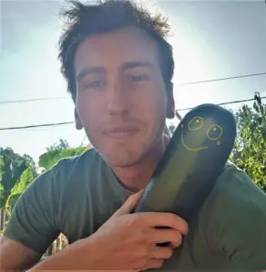 Robin, Autor des Blogs, hält eine Zucchini aus dem Gemüsegarten